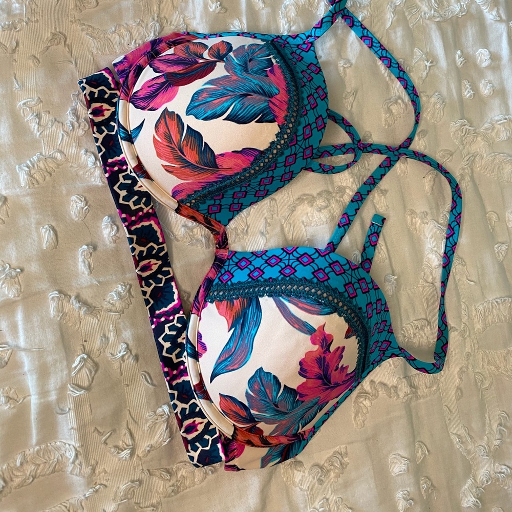 Cross back tie bikini top